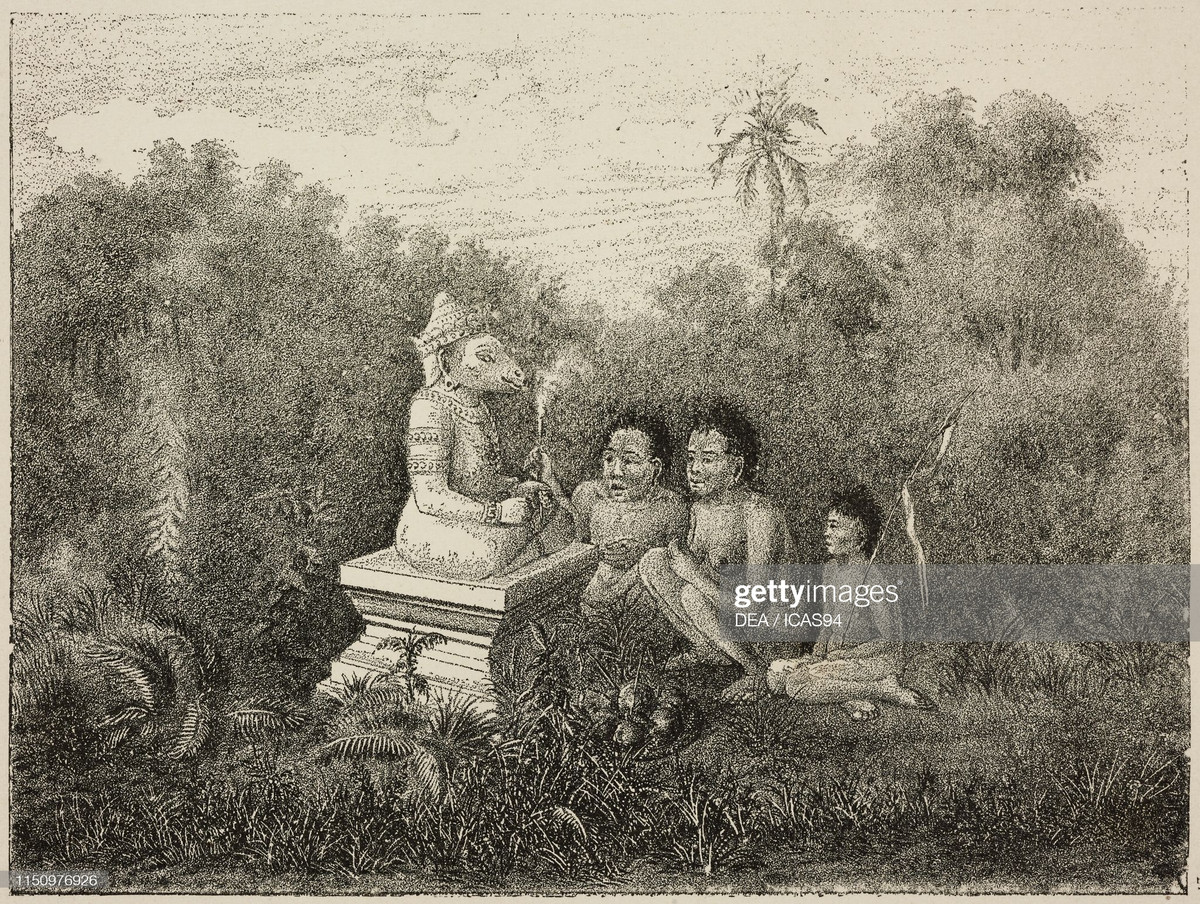 Người dân địa phương dâng lễ vật tại một tương thần,