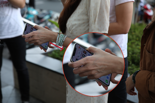 Het soi sao ke, netizen lai soi den ung dung tren dien thoai cua Thuy Tien