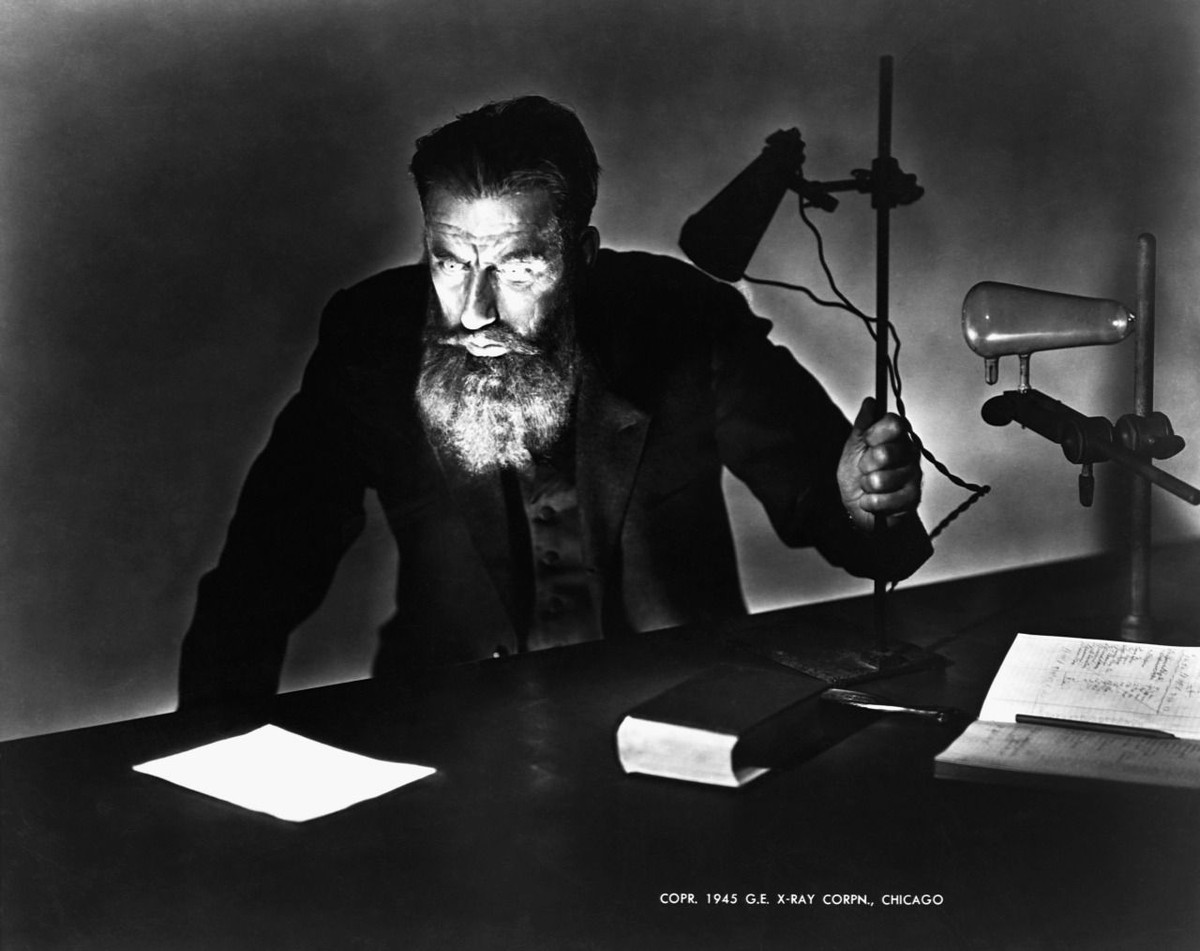 Ông đã bất ngờ nhận thấy một tia sáng phát ra từ một tấm được phủ hóa chất gần đó. Ông gọi những tia tạo ra ánh sáng này là tia X, vì bản chất chưa rõ của chúng.