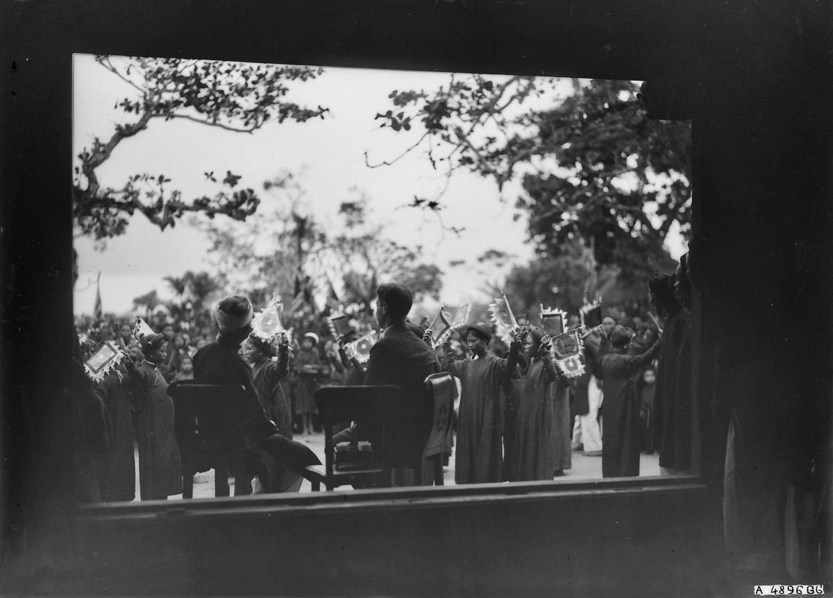 Người làng Thượng Liệt, nay thuộc xã Đông Tân, huyện Đông Hưng, tỉnh Thái Bình, trình diễn múa của làng nhân dịp quan Công sứ và Tổng đốc tỉnh viếng thăm.