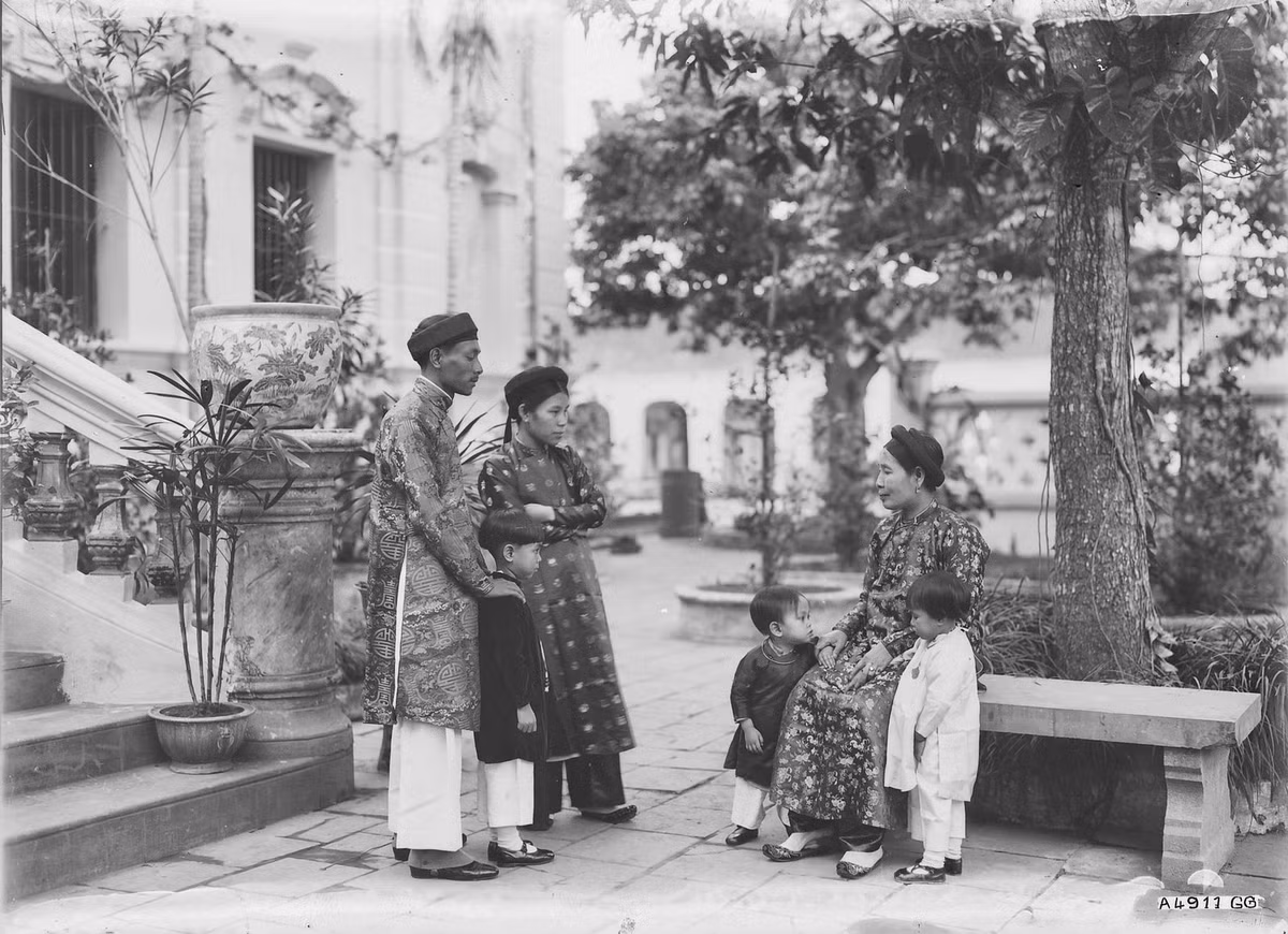 Các thành viên của một gia đình giàu có ở làng Luật Trung, phủ Kiến Xương (nay thuộc hay xã Vũ Quý và Vũ Trung, huyện Kiến Xương), tỉnh Thái Bình năm 1928.
