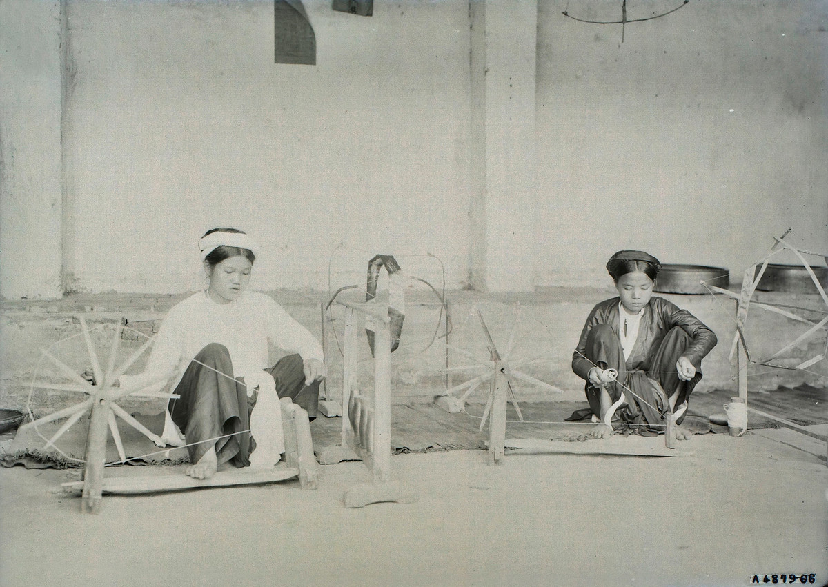 Các thiếu nữ Thái Bình cần mẫn kéo sợi.