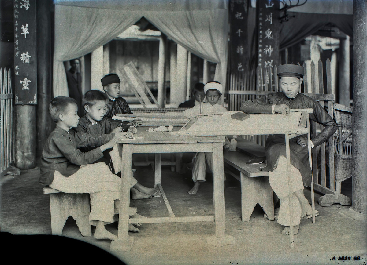 Trong một xưởng thêu gia đình ở Thái Bình.