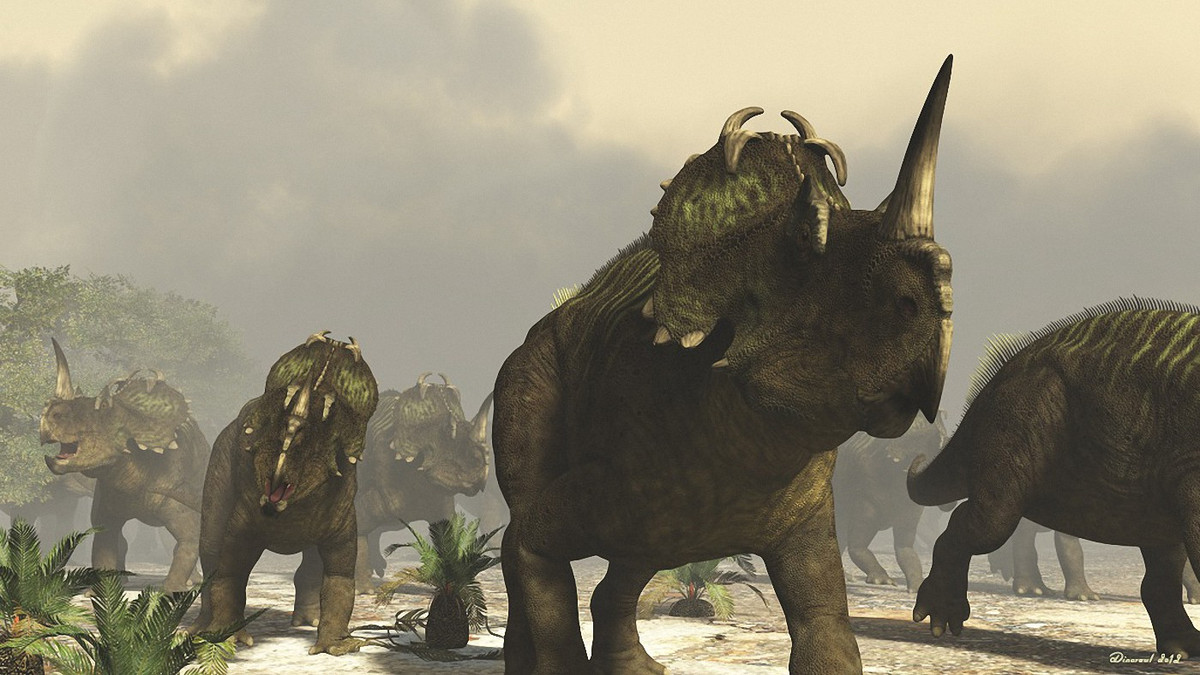 Centrosaurus là chi khủng long sống vào 75 triệu năm trước, được tìm thấy tại Canada. Chúng dài 5-6 mét, nặng, 3-4 tấn, có sừng dài ở đầu mõm tương phản với những sừng nhỏ trên diềm. Các hóa thạch cho thấy Centrosaurus quần tụ thành đàn lớn hàng trăm cá thể.