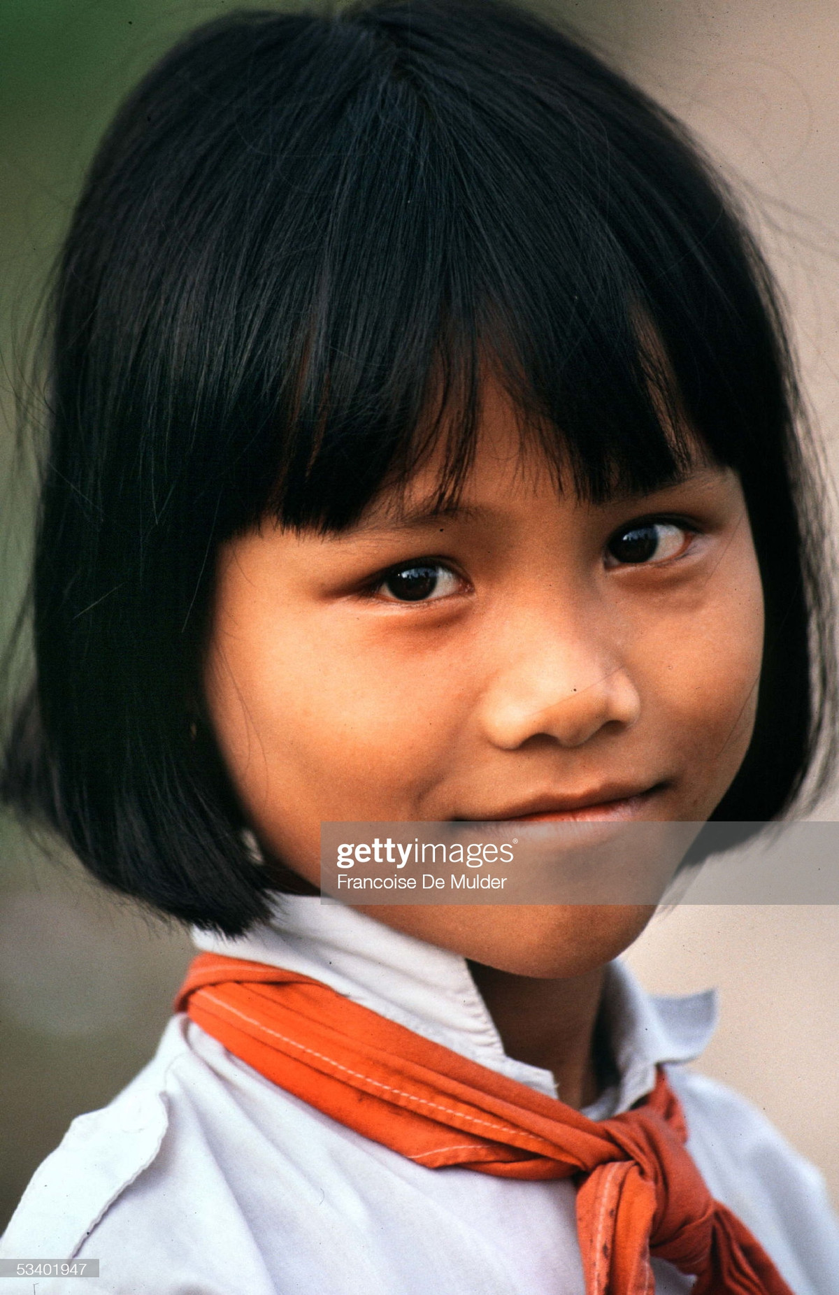 Chân dung một bé gái đội viên Thiếu niên tiền phong.