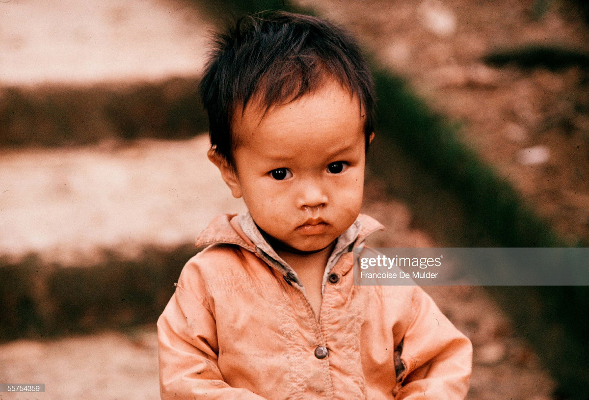 Em bé trên cánh đồng.