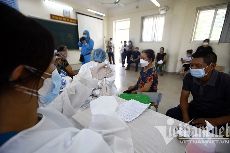 Một điểm tiêm vaccine Covid-19 tại quận Long Biên trong đợt giãn cách thứ 4