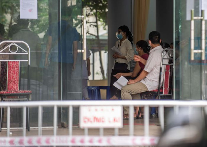 Phóng viên không được vào bên trong khu vực tiêm chủng. Người dân cho biết buổi sáng loại vaccine được dùng là Astra Zeneca, đến chiều, khi vaccine này hết thì điểm tiêm sử dụng vaccine Sinopharm.