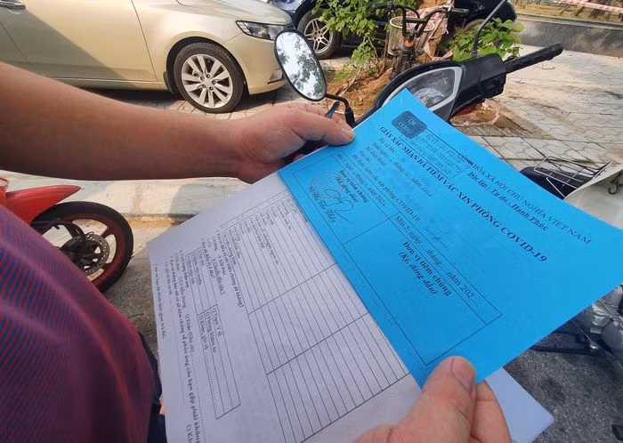 "Có vaccine tiêm là tốt rồi", anh Đỗ Thành Trung chia sẻ sau khi tiêm. Anh cho hay bản thân làm nghề công nghệ thông tin, thời gian qua công việc của anh bị gián đoạn khi chỉ được làm online.