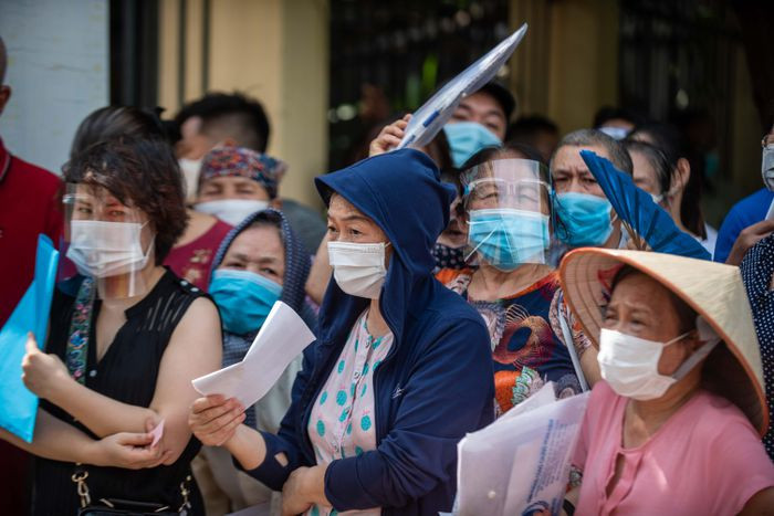Trong số người tới tiêm, khá đông thuộc nhóm cao tuổi. Do trời nắng và bị huyết áp, một số người lo lắng khi đến lúc được vào tiêm sẽ không đủ điều kiện.