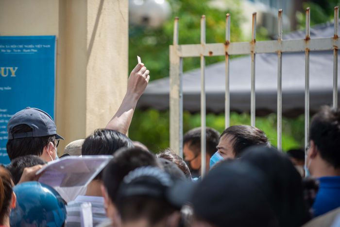 Theo cán bộ tại điểm tiêm chủng, người dân được phát các phiếu có ghi số thứ tự và được gọi vào trong theo số. Tuy nhiên, ghi nhận của phóng viên cho thấy các phiếu không theo số thứ tự, có người số 15 nhưng lại đứng chung với người số 147. Cán bộ đứng tại cửa cũng không thể gọi người vào tiêm theo số thứ tự do người dân dồn vào đồng loạt.