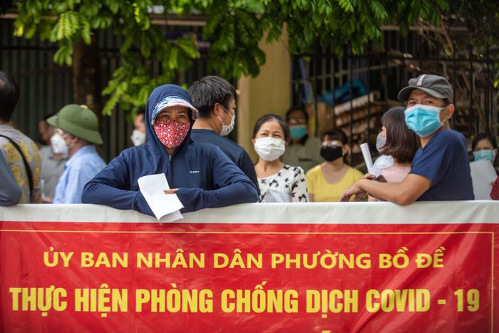 Bà Bùi Thị My (đeo khẩu trang màu đỏ) cho biết bà được tổ dân phố thông báo tiêm vaccine vào buổi sáng, tuy nhiên sáng nay bà đến hơi muộn. "Giờ nhìn cảnh này tôi cũng không chắc có đến lượt mình tiêm không. Nhưng khi nhìn thấy mọi người cứ ùn ùn rồi đứng sát nhau tôi lo lây nhiễm", bà My nói.