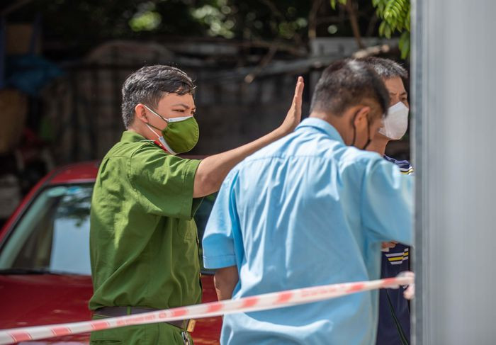 Lực lượng chức năng phải chốt cửa, nhiều thời điểm phải đẩy người dân trở ra do dòng người ào vào trung tâm quá lớn. Mỗi đợt, điểm tiêm chủng chỉ cho 10-15 người vào.