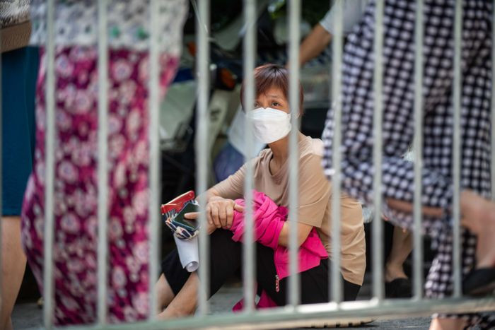 Tuy nhiên so với lượng người đến thì không đủ. Những người lớn tuổi phải đợi quá lâu không thể chịu được đành ngồi bệt xuống đất.