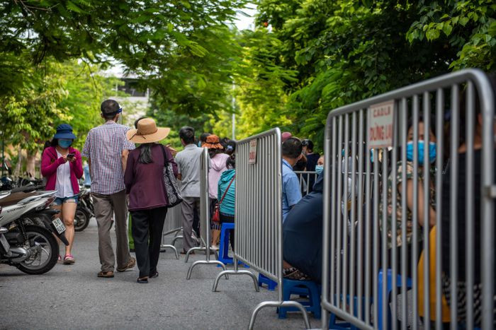 Liên hệ với lãnh đạo UBND phường Bồ Đề, phóng viên không nhận được câu trả lời về kế hoạch tiêm chủng của địa phương này. Trong khi đó, trao đổi với Zing, bà Đinh Thị Thu Hương, Phó chủ tịch UBND quận Long Biên, cho biết chính quyền đã tiếp nhận thông tin về việc không đảm bảo giãn cách tại phường Bồ Đề. "Ngay hôm nay, quận sẽ tổ chức họp với các phường và rút kinh nghiệm trong công tác tổ chức tiêm chủng cũng như xét nghiệm toàn dân", bà Hương nói. Theo bà, trước khi triển khai tiêm chủng, quận đã phổ biến với các phường và yêu cầu có phương án tổ chức quy củ, đảm bảo quy định. Tuy nhiên, việc tổ chức cụ thể như nào thì các phường phải tự lên kế hoạch.