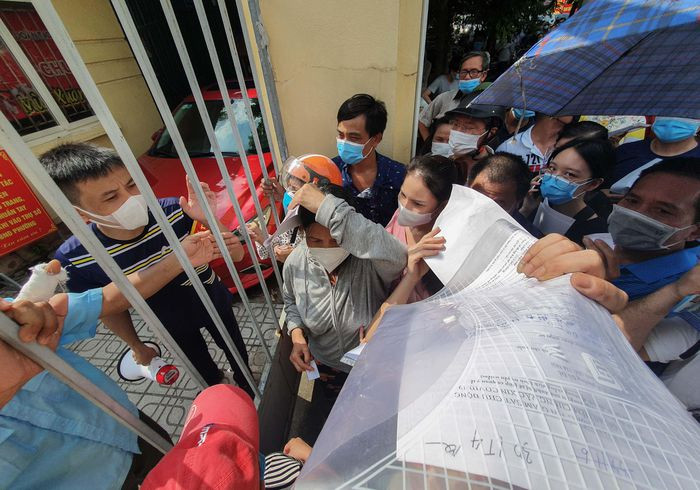 Hơn một nửa số người được hẹn tiêm buổi sáng nhưng do quá tải và không đến lượt.