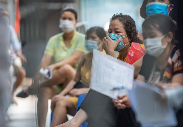 Điểm tiêm cũng có chuẩn bị một ít ghế ngồi cho người dân đến đợi.