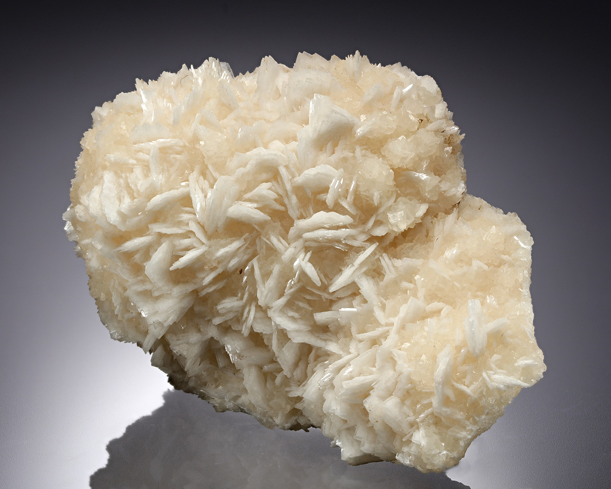 Witherite là cacbonat natri không phổ biến, thường tạo thành tinh thể màu trắng hoặc xám, tồn tại ở mạch nhiệt dịch.