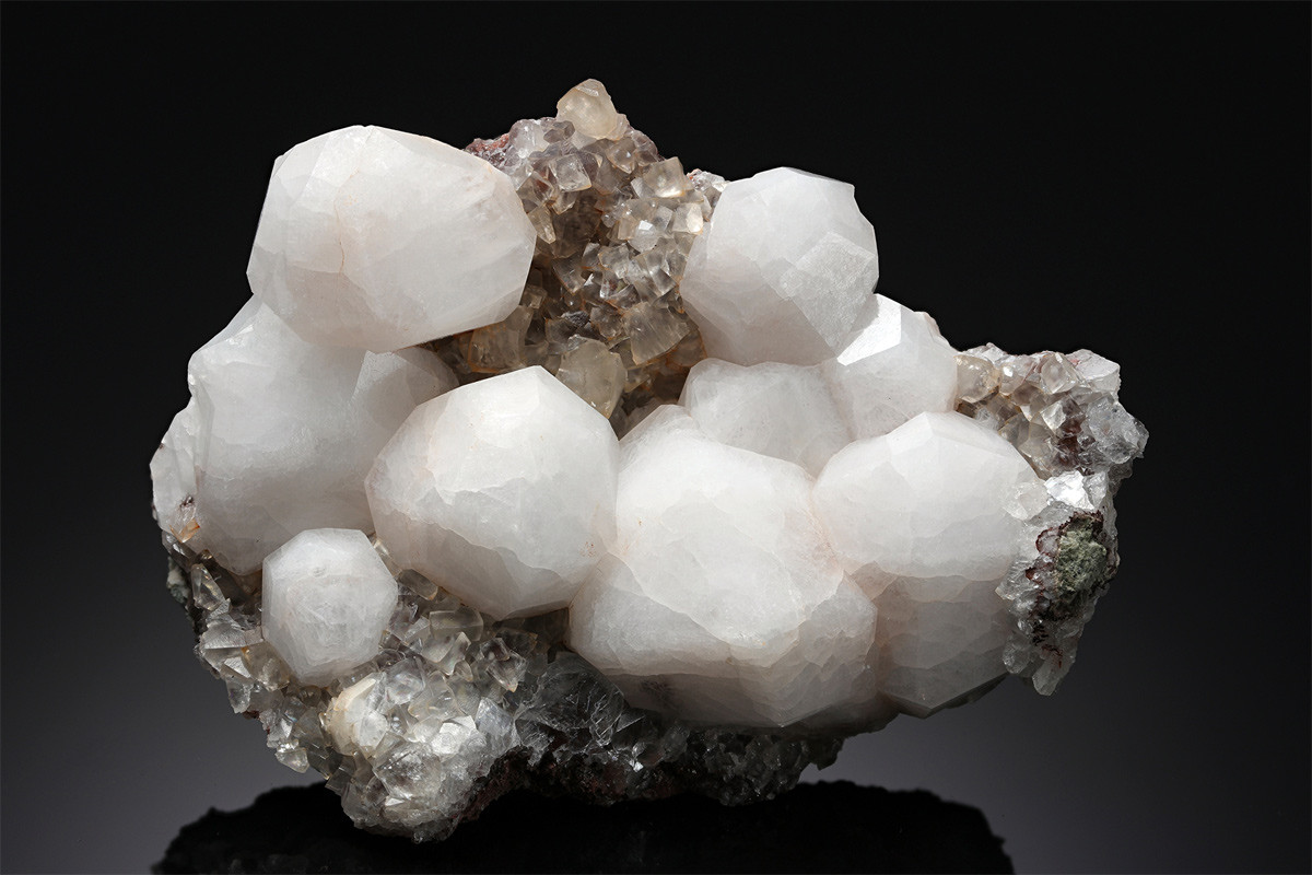 Analcime cũng là khoáng vật aluminosilicat natri ngậm nước như natrolite, tồn tại trong đá mắc-ma, đá biến chất là một vài loại đá trầm tích. Nó có những tinh thể hình khối đa diện.