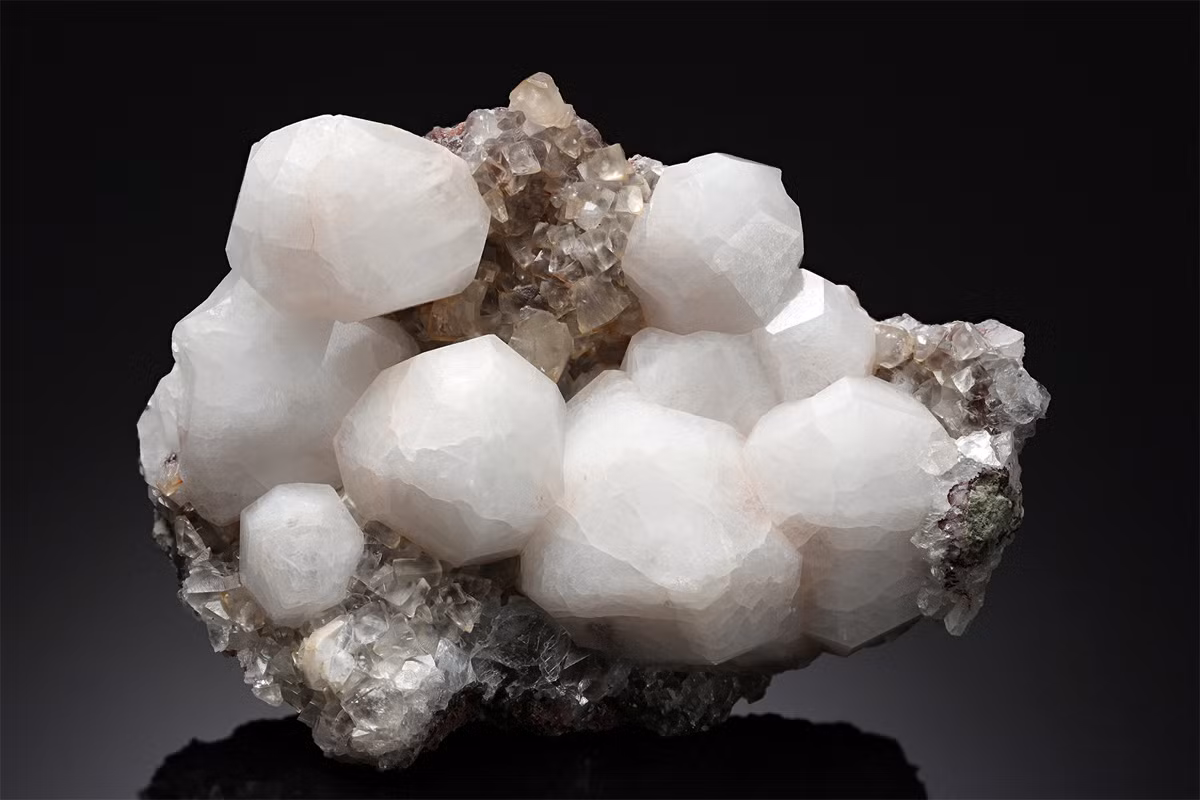 Analcime cũng là khoáng vật aluminosilicat natri ngậm nước như natrolite, tồn tại trong đá mắc-ma, đá biến chất là một vài loại đá trầm tích. Nó có những tinh thể hình khối đa diện.