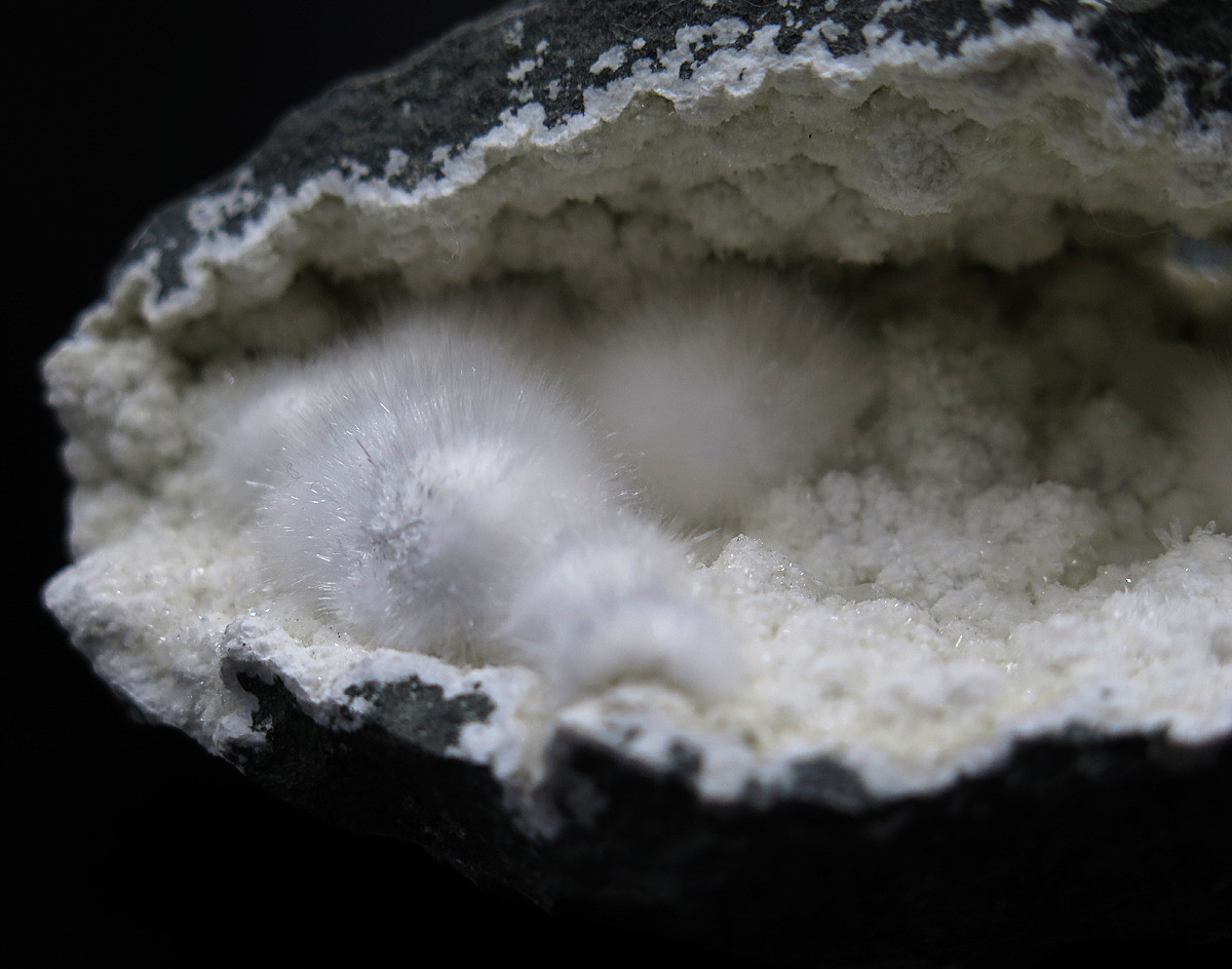 Okenite là silicat canxi ngậm nước tạo thành tinh thể dạng sợ hoặc phiến mỏng dẹt, thường có màu trắng. Khoàng vật này được bắt gặp trong đá bazan.