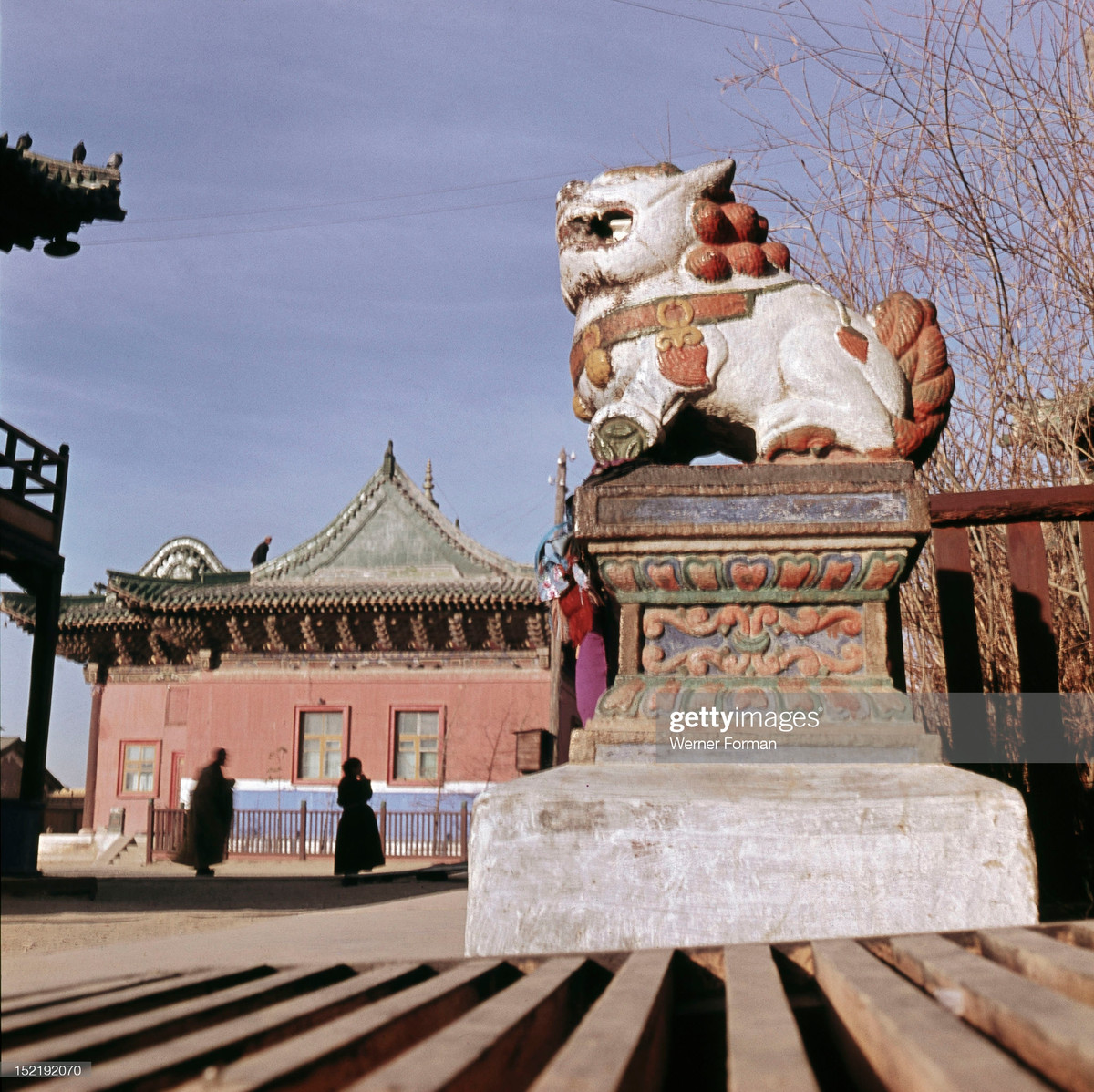 Tượng sư tử được người dân gắn các dải lụa cầu duyên trên bệ ở tu viện Gandantegchinlen.