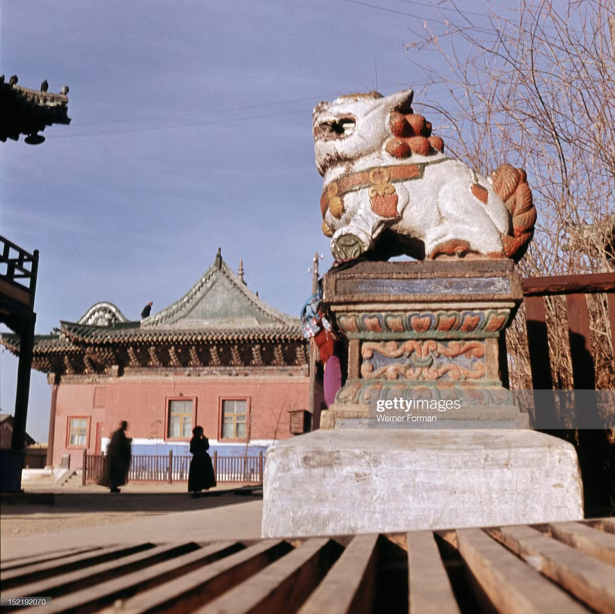 Tượng sư tử được người dân gắn các dải lụa cầu duyên trên bệ ở tu viện Gandantegchinlen.