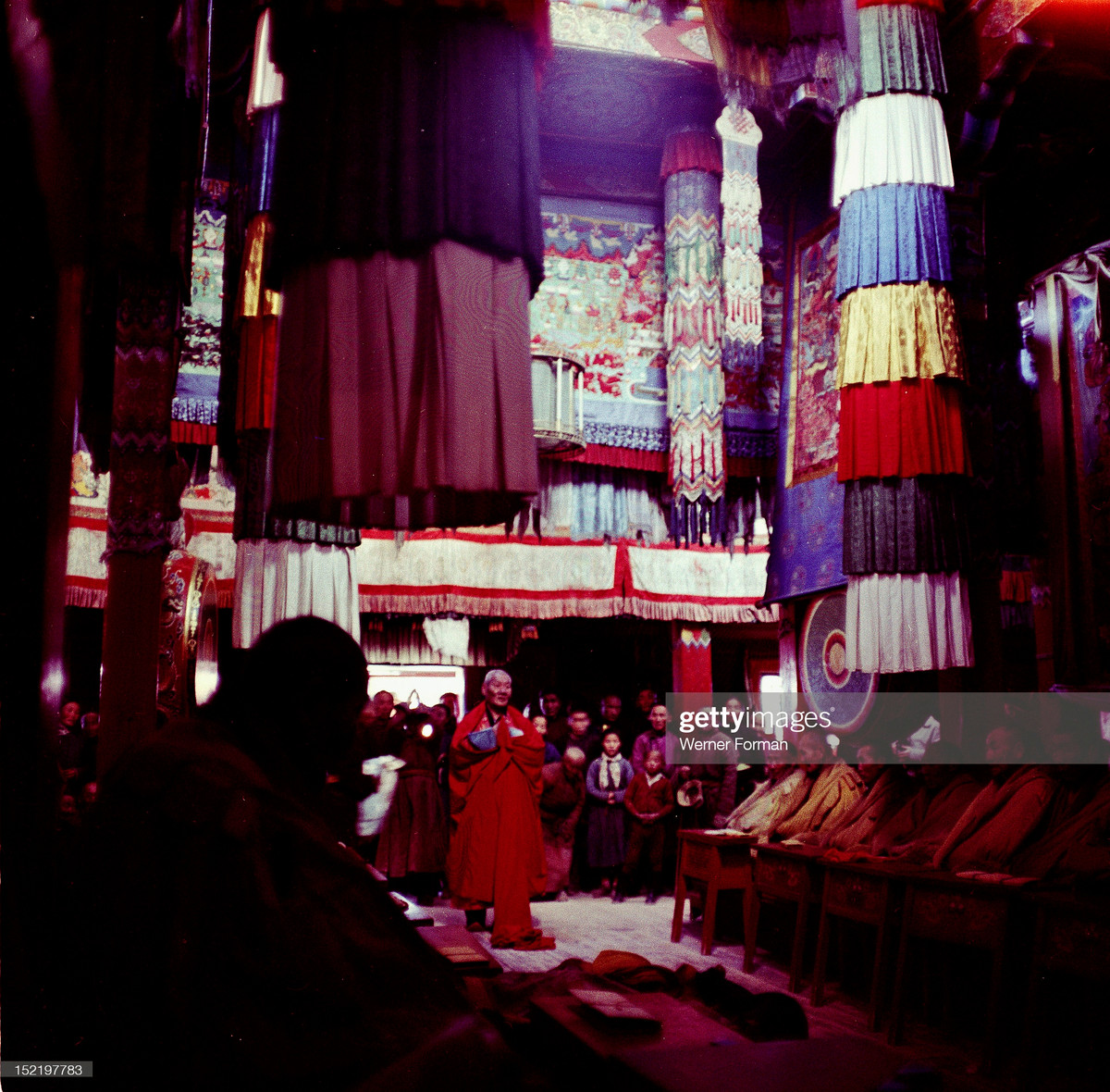 Cảnh hành lễ bên trong một ngôi chùa ở Ulan Bator.