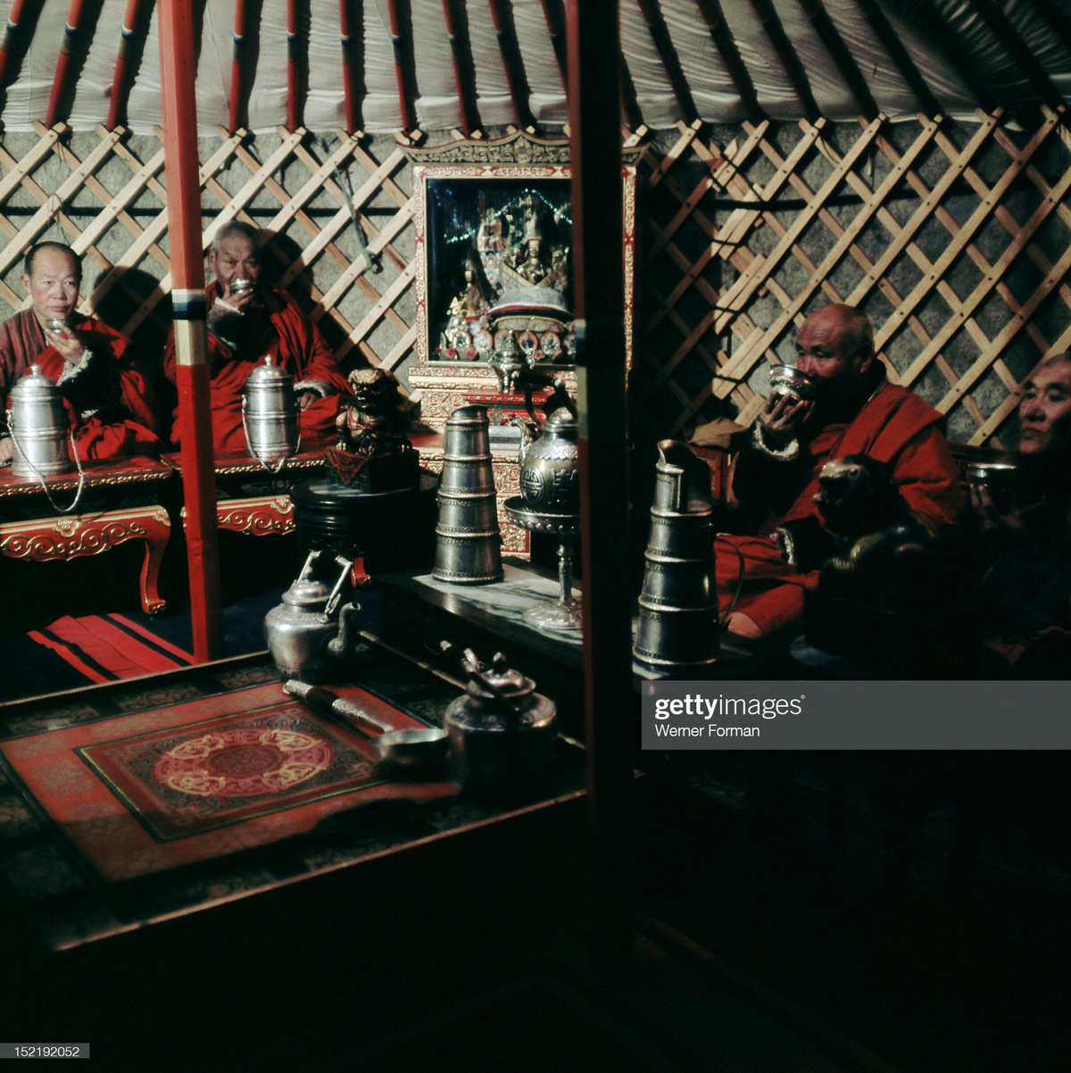 Các Lạt ma cấp cao tại buổi lễ trà trong lều yurt của ngôi chùa.