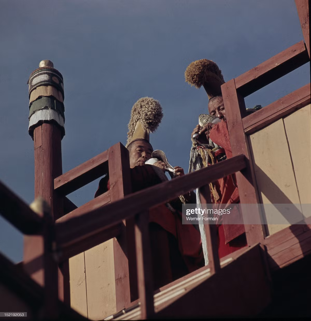 Vị Lạt ma thổi vỏ ốc tù và để hiệu triệu tín đồ đến cầu nguyện buổi sáng.