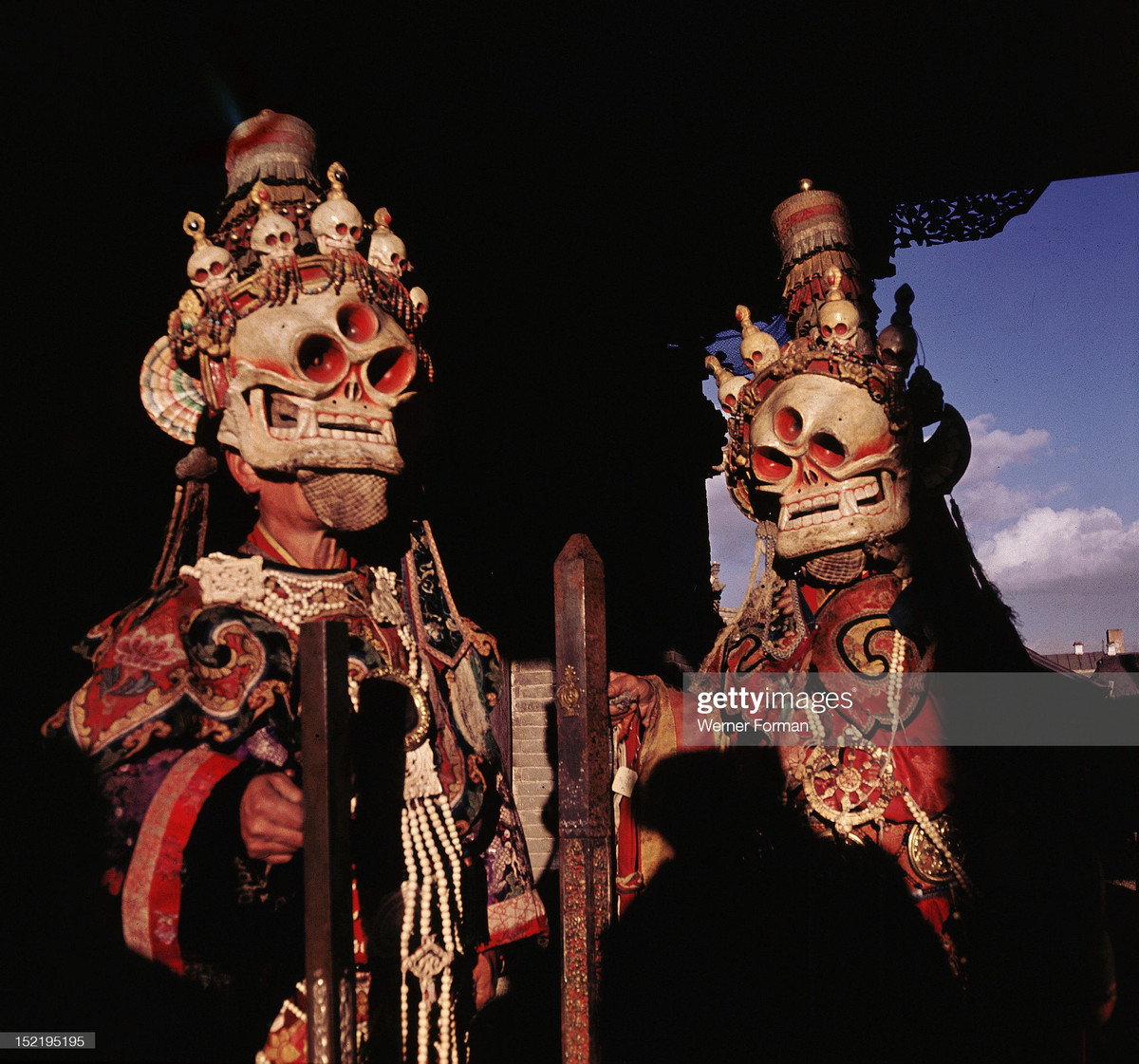 Hai thầy tế đeo mặt nạ ma quỷ, thực hiện điệu múa Cham có nguồn gốc từ Tây Tạng.