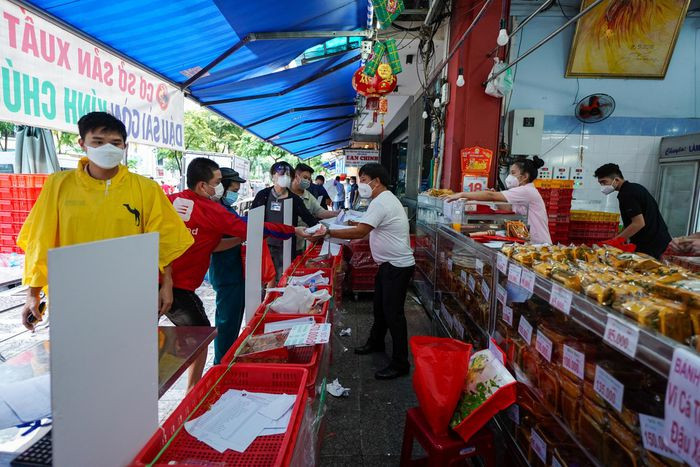 "Trong khoảng một tuần nay, lượng khách tăng đột biến, nhân viên thì một số nghỉ dịch chưa thể trở lại làm việc. Do đó, đôi lúc chúng tôi không thể kiểm soát hết được tình trạng người mua đứng sát nhau", anh Trung nói.