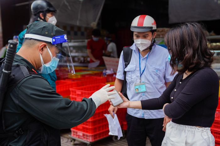 Lực lượng cơ động kiểm tra thông tin của người đến mua bánh.