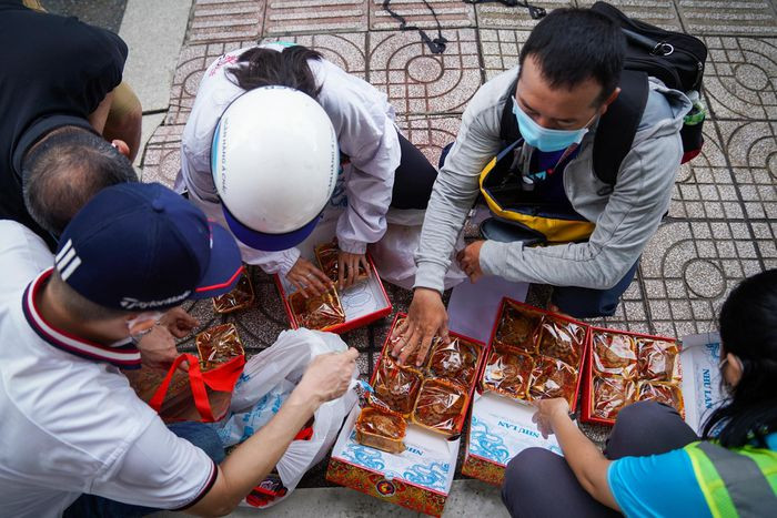 Nhóm của anh Phúc phải chờ hơn một tiếng rưỡi mới mua được bánh. Anh Phúc cho biết một số người dân đến đây nhưng không thể mua được bánh, do đó nhóm đã gom đơn mua hộ họ.