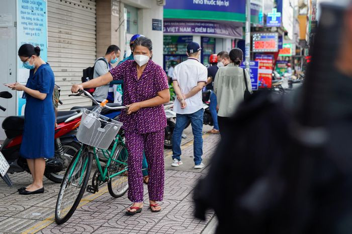 Một số người đi tiêm vaccine cũng ghé vào mua, nhưng bị từ chối.