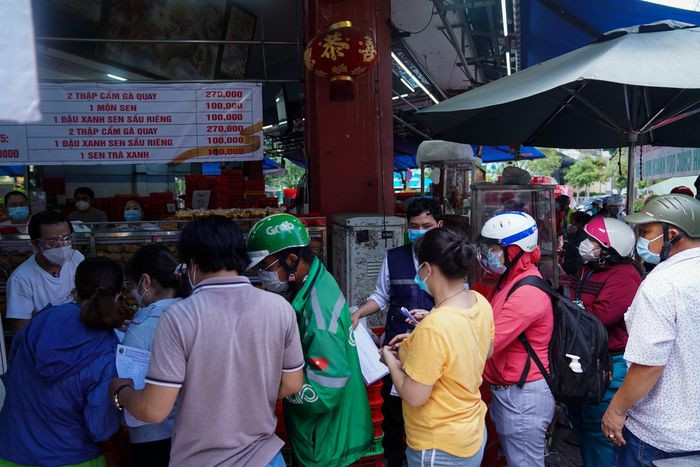 Tuy nhiên, có lúc lượng khách đổ về quá đông dẫn đến tình trạng chen lấn, người mua đứng sát nhau, không đảm bảo nguyên tắc 5K.