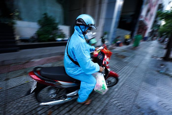 Có người mặc đồ bảo hộ kín mít khi đến đây mua bánh. "Đông quá cũng sợ, mặc sẵn đồ bảo hộ cho an toàn", người trong hình nói.