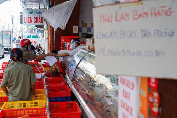 Tại đây, cửa hàng thực hiện nghiêm quy định chỉ bán cho lực lượng phòng chống dịch và người đi chợ hộ.