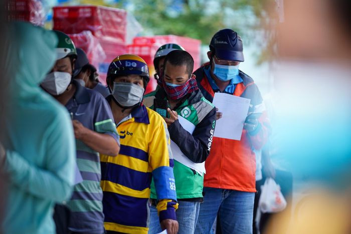 Một số shipper cho biết tiện mua hộ khách nên mua luôn bánh Trung thu cho gia đình. "Tôi mua bánh luôn cho nhà mình và cả một số người thân", anh Hải - tài xế giao hàng công nghệ - cho biết.