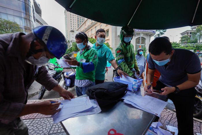 Để được vào mua bánh, người mua phải điền số lượng bánh và loại bánh cần mua vào danh sách in sẵn. Danh sách có giá từng loại bánh để cửa hàng rút ngắn thời gian giao dịch, tránh tình trạng ùn ứ.