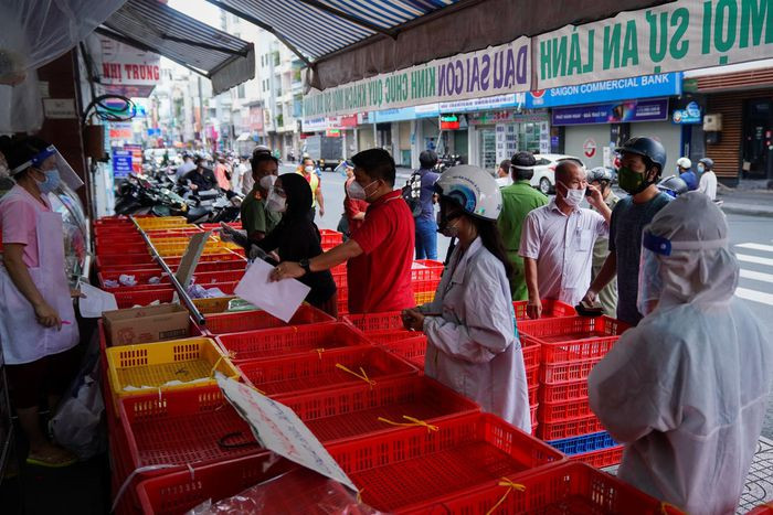 Tại một cửa hàng khác trên đường Hai Bà Trưng (quận 3), cũng có nhiều khách đến mua bánh nhưng không xảy ra tình trạng dồn ứ. Mọi người được yêu cầu đứng xếp hàng có khoảng cách.