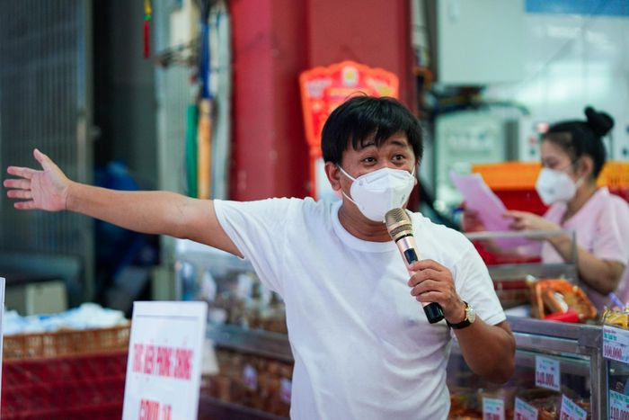 Anh Trung - quản lý cửa hàng - liên tục nhắc nhở người mua xếp hàng cách nhau ít nhất 1,5 m. Anh nhấn mạnh cửa hàng sẽ từ chối phục vụ những người không tuân thủ quy định để đảm bảo an toàn phòng chống dịch cho bản thân và những người xung quanh.