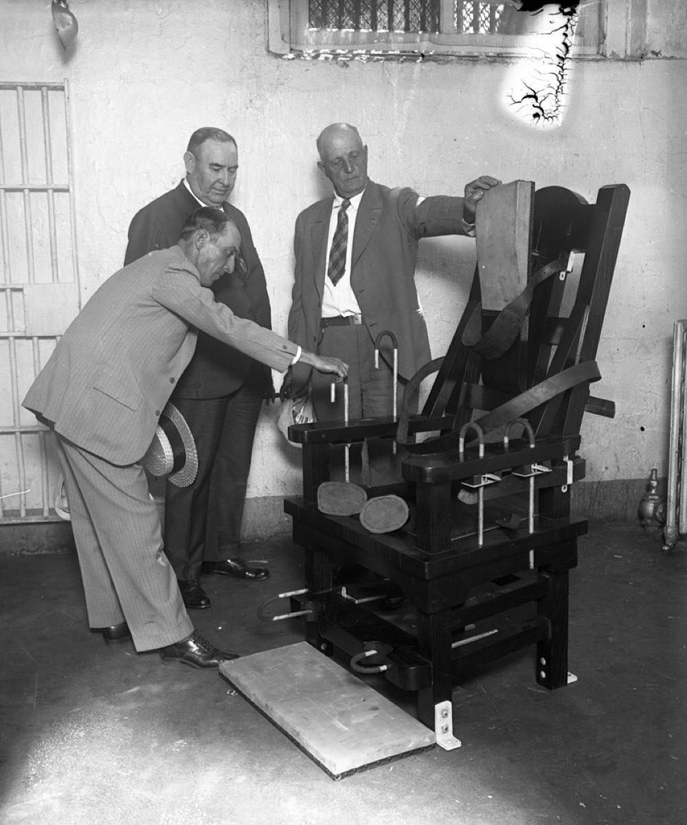 Năm 1889, Luật Tử hình bằng điện New York có hiệu lực. Edwin R. Davis, thợ điện của nhà tù Auburn là người thiết kế chiếc ghế điện đầu tiên, được dùng trong vụ xử tử William Kemmler.