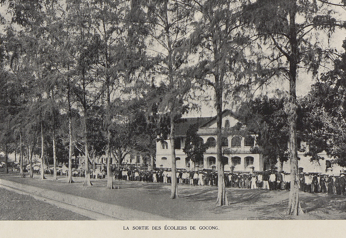 Các học sinh đến trường học ở Gò Công, miền Nam những năm 1920.