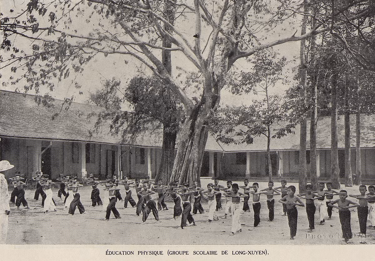Giờ giáo dục thể chất trên sân trường ở Long Xuyên.