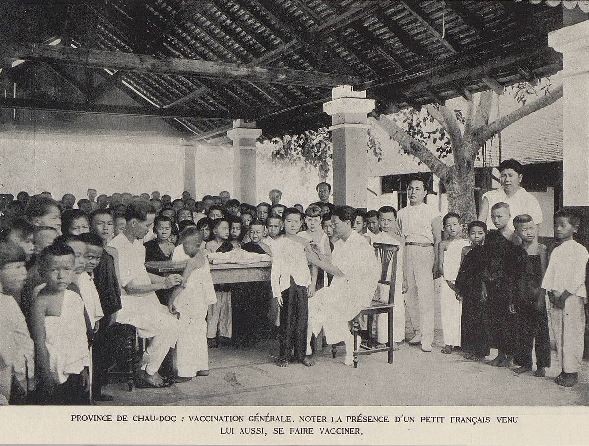 Tiêm chủng cho học sinh ở Châu Đốc. Một số trẻ em Pháp cũng đến tiêm ở đây.