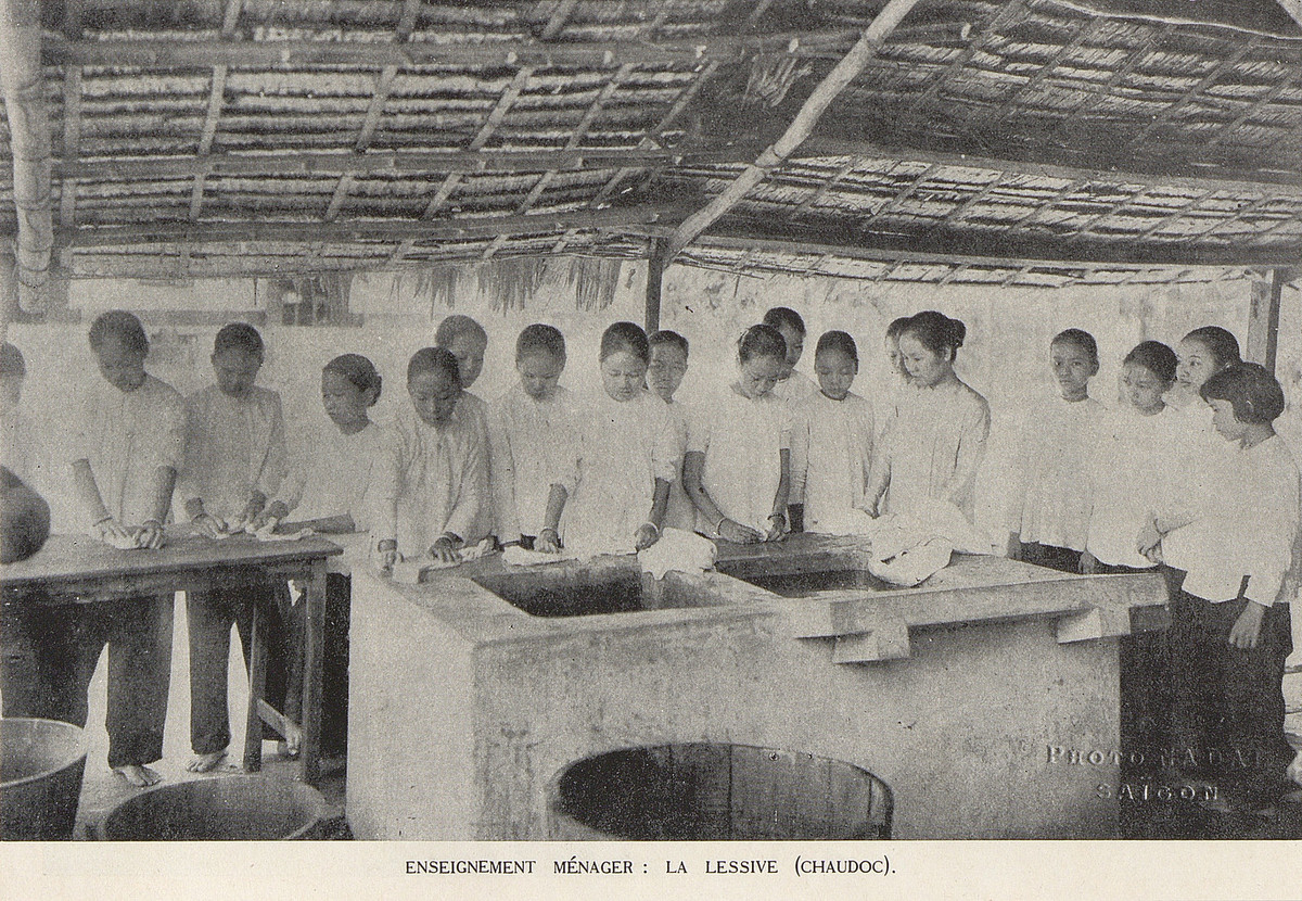 Các nữ sinh thực hành giặt giũ trong giờ giáo dục gia đình tại Châu Đốc.