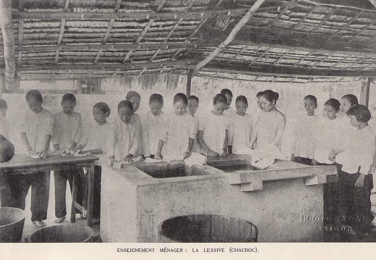 Các nữ sinh thực hành giặt giũ trong giờ giáo dục gia đình tại Châu Đốc.