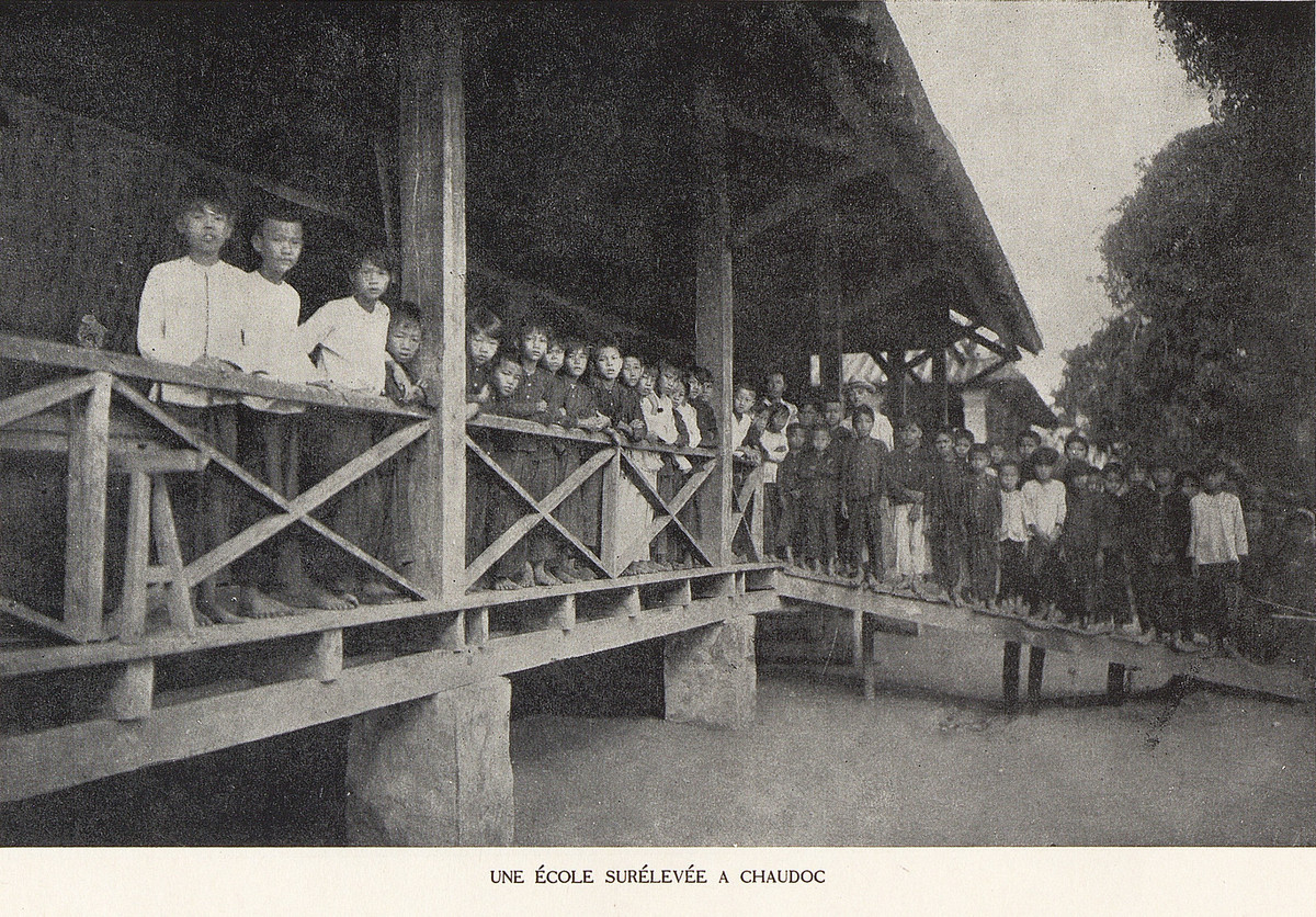 Trường học kiểu nhà sàn ở Châu Đốc.