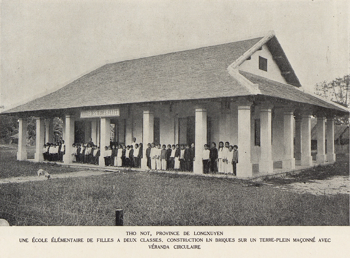 Các nữ sinh thuộc hai lớp của một ngôi trường ở Thốt Nốt, Long Xuyên.